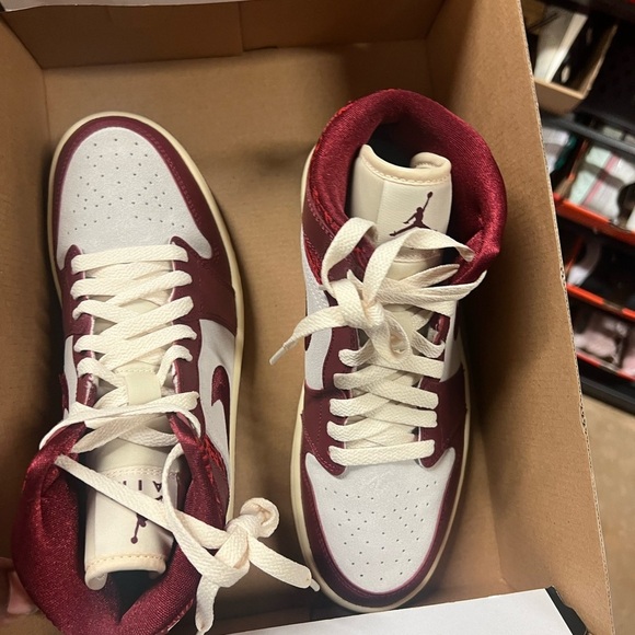 Air Jordan Retro 1 men size 7 fits ladies 8.5 - Picture 2 of 3